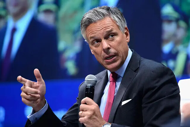 Jon Huntsman habla en el escenario durante la Cumbre Concordia 2015 en el Grand Hyatt de Nueva York el 2 de octubre de 2015 en la ciudad de Nueva York. (Fotografía de Leigh Vogel/Getty Images para Concordia Summit)