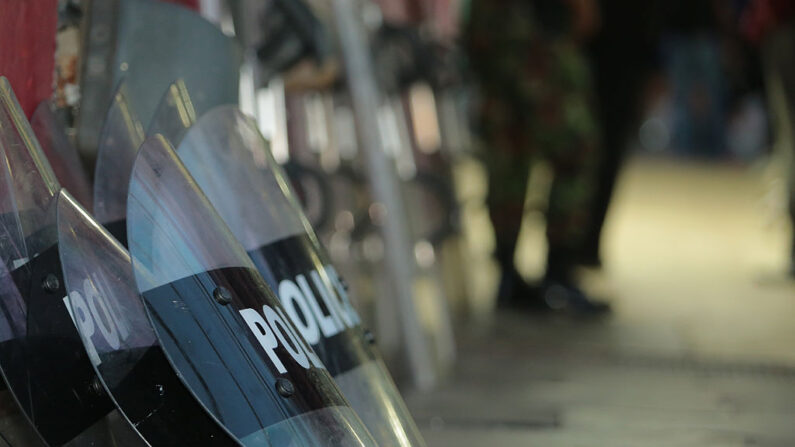 Se colocan los escudos antidisturbios de la policía en Puerto España, Trinidad y Tobago. (Ashley Allen Getty Images)