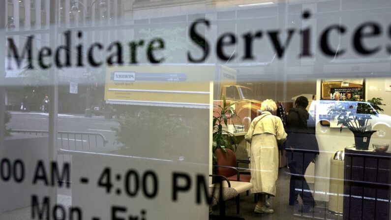 Dos personas caminan dentro de una oficina de los Servicios de Medicare en el último día para la inscripción en el programa Medicare Parte D 15 de mayo 2006 en la ciudad de Nueva York. (Spencer Platt/Getty Images)