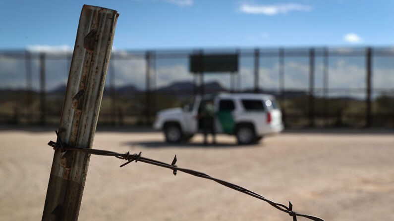Una valla fronteriza de alambre de púas en Sunland Park, Nuevo México. (John Moore/Getty Images)