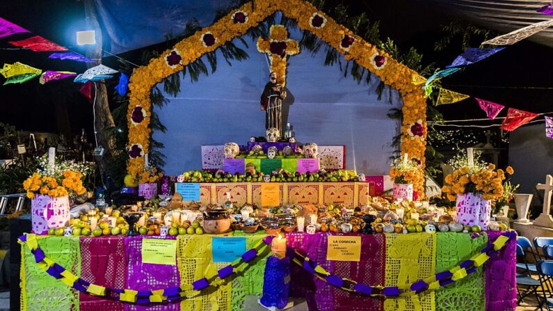 Un típico Altar de Muertos se ve en el Cementerio de San Francisco en la Ciudad de México (México) el 1 de noviembre de 2016. 
(Omar Torres/AFP vía Getty Images)