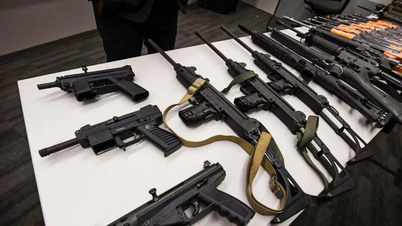 Rifles y dos lanzagranadas propulsadas por cohetes expuestos en una rueda de prensa para mostrar los resultados de un programa anónimo de recompra de armas en la sede de la policía de Los Ángeles, California, el 19 de mayo de 2017. (Mark Ralston/AFP/Getty Images)