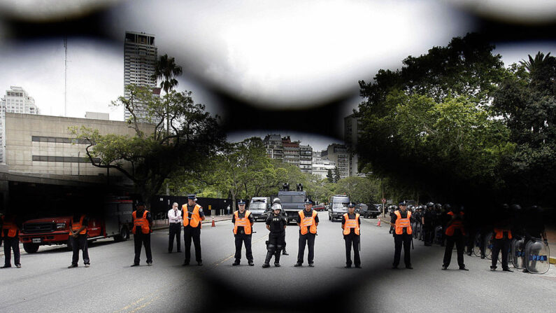 La policía argentina mantiene el 27 de diciembre de 2007 un perímetro de seguridad en torno a la embajada de Estados Unidos en Buenos Aires (Argentina). (Juan Mabromata/AFP vía Getty Images)