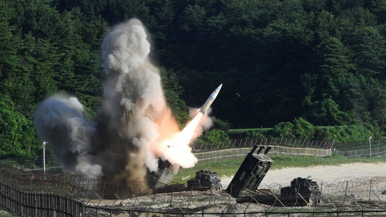 El Sistema de Cohetes de Lanzamiento Múltiple M270 de Estados Unidos dispara un misil táctico MGM-140 durante un simulacro conjunto de misiles de Estados Unidos y Corea del Sur destinado a contrarrestar la prueba de misiles balísticos intercontinentales de Corea del Norte el 5 de julio de 2017 en Costa Este, Corea del Sur. (Ministerio de Defensa de Corea del Sur vía Getty Images)