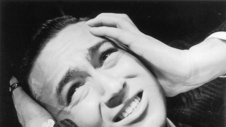 Un hombre se agarra la cabeza. Imagen de archivo de 1950. (FPG/Hulton Archive/Getty Images)