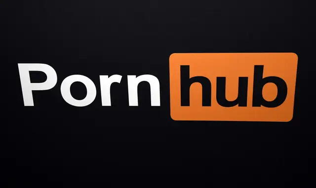 Un logo de Pornhub se muestra en el stand de la compañía en una expo en Las Vegas el 24 de enero de 2018. (Ethan Miller/Getty Images)