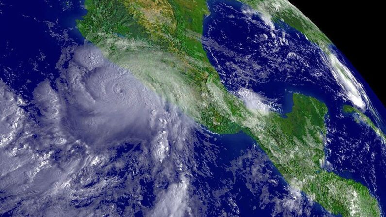 Imagen ilustrativa. Imagen de satélite proporcionada por la Administración Nacional Oceánica y Atmosférica, el huracán John se muestra a las 10:15 am EDT al suroeste de la costa de México 30 de agosto 2006. (NOAA vía Getty Images)