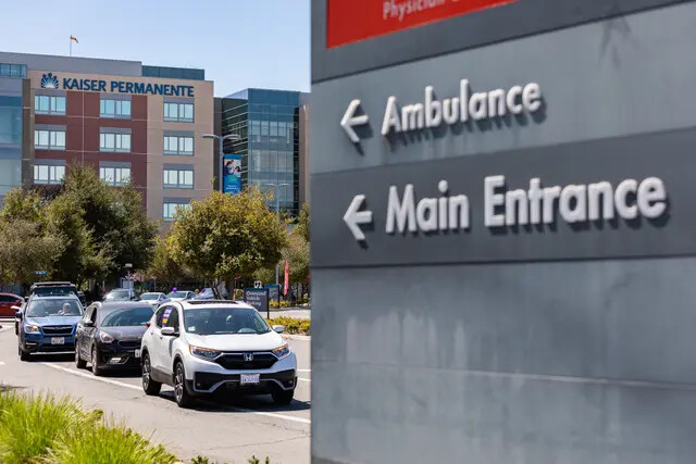 Trabajadores sanitarios de Kaiser Permanente protestan en Anaheim, California, el 24 de marzo de 2021. (John Fredricks/The Epoch Times)