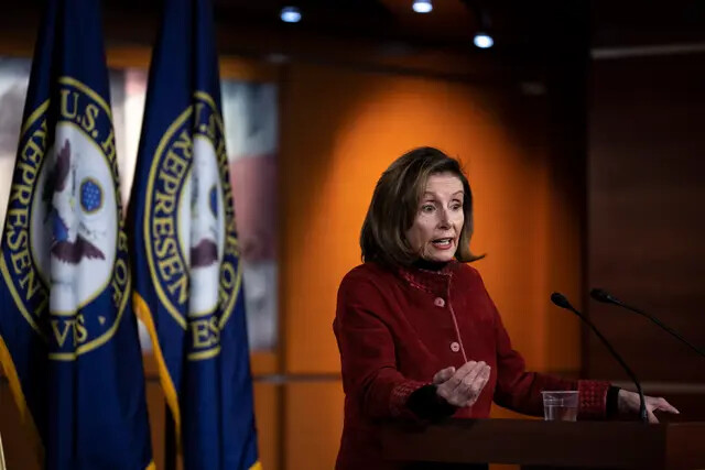 La entonces presidente de la Cámara de Representantes, Nancy Pelosi (D-Calif.), habla durante su última conferencia de prensa semanal en el Capitolio de EE.UU., el 22 de diciembre de 2022. (Drew Angerer/Getty Images)
