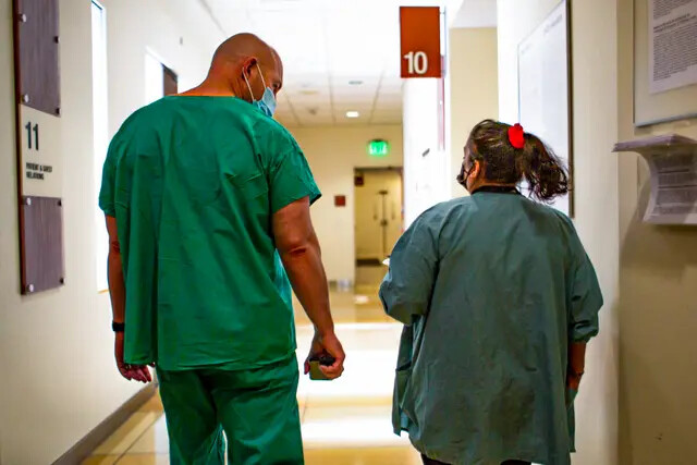 Miembros del personal del hospital caminan por un pasillo del Centro Médico de la Universidad de California-Irvine en Orange, California, el 16 de diciembre de 2020. (John Fredricks/The Epoch Times)