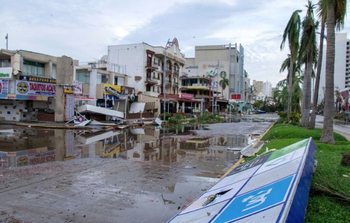 Vista general de las calles con escombros tras el paso del huracán Otis por Acapulco el 25 de octubre de 2023 en Acapulco, México. (Guerrero Ramirez/Getty Images)