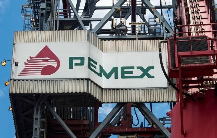 El logotipo de PEMEX en una torre de perforación del Golfo de México el 30 de agosto de 2013. (Omar Torres/AFP vía Getty Images)