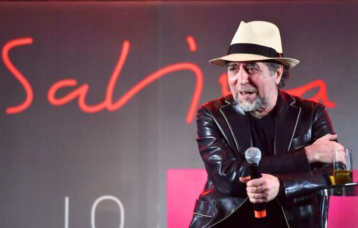 Una foto de archivo del cantautor español Joaquín Sabina durante una rueda de prensa en Ciudad de México, el 12 de mayo de 2017. (YURI CORTEZ/AFP via Getty Images)