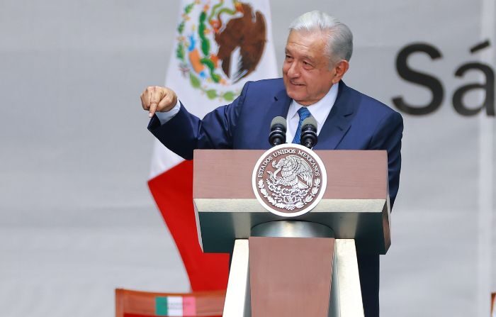 El presidente de México, Andrés Manuel López Obrador, habla en el Zócalo de la Ciudad de México, México, el 1 de julio de 2023. (Hector Vivas/Getty Images)