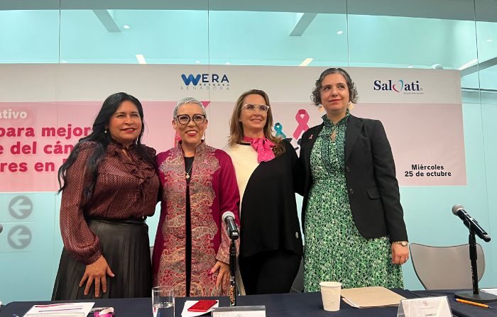 Las senadoras Alejandra Reynoso y Ana Lilia Rivera  (primeras de izq. a der.) en el foro legislativo “Unidos para mejorar el abordaje del cáncer en las mujeres de México”, en la Ciudad de México, el 25 de octubre de 2023. (José Eduardo Tzompa/The Epoch Times México)