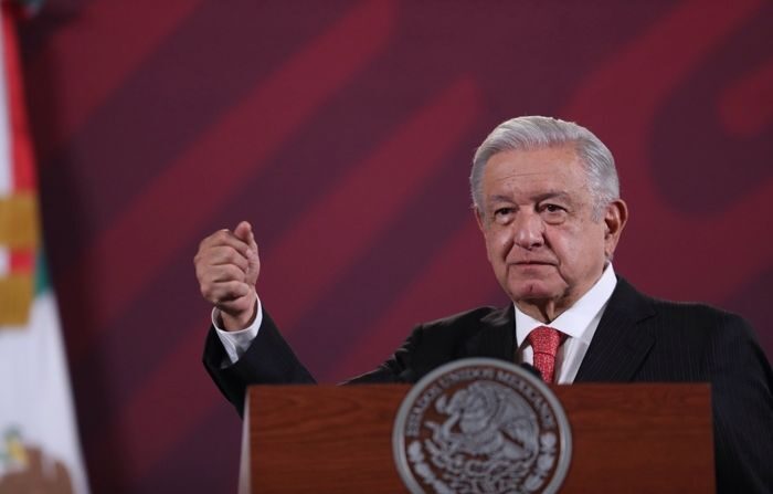 El presidente de México, Andrés Manuel López Obrador, habla durante su rueda de prensa este jueves, en el Palacio Nacional, en la Ciudad de México, México. (EFE/ Sáshenka Gutiérrez)