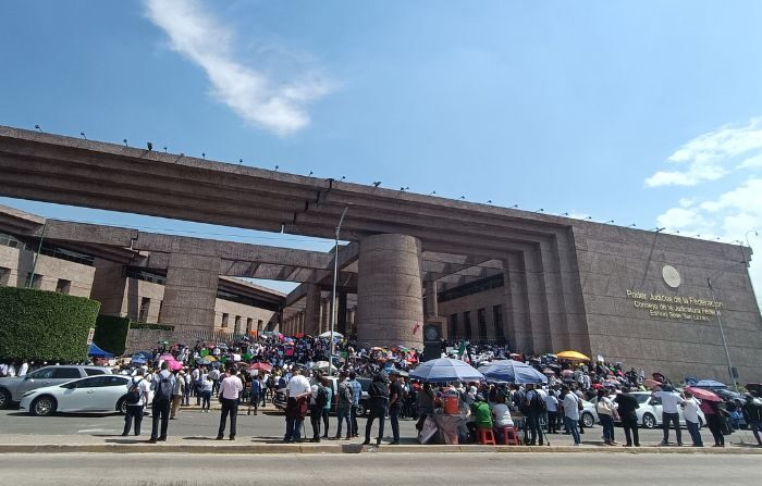 Cientos de trabajadores del Poder Judicial de la Federación (PJF) protestaron este jueves en el Palacio de Justicia Federal San Lázaro frente a la Cámara de Diputados, 19 de octubre de 2023, Ciudad de México, México. (Alicia Márquez/The Epoch Times México)