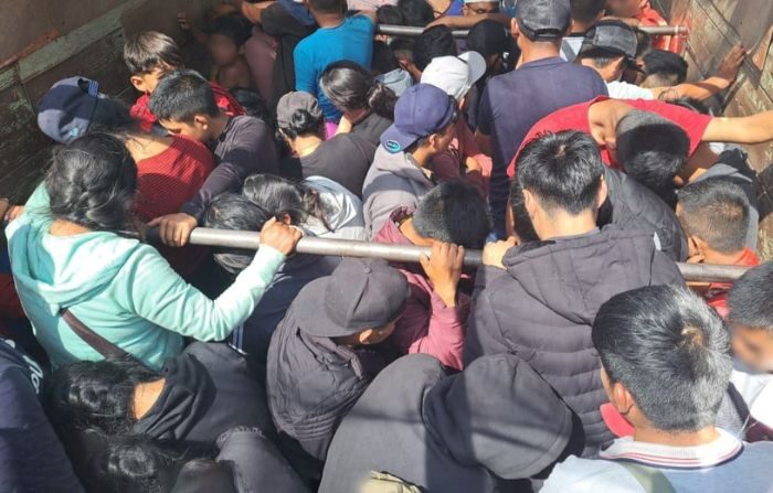 Agentes del INM hallaron a 130 migrantes guatemaltecos este jueves en un camión en Veracruz, México, el 19 de Octubre de 2023. (Cortesía del INM)