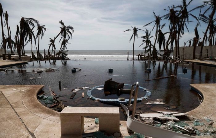 Vista de los daños causados por el paso del huracán Otis en Acapulco, estado de Guerrero, México, el 28 de octubre de 2023. (RODRIGO OROPEZA/AFP vía Getty Images)