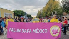 Tlaxcaltecas dan emotivo y alegre recibimiento a Falun Dafa durante desfile alusivo al Día de Muertos