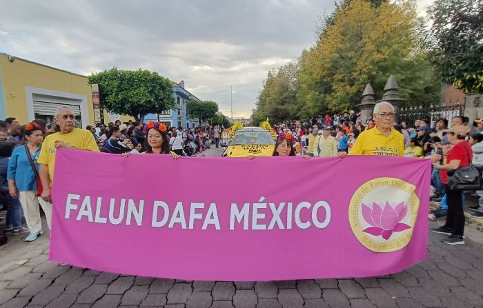 El contingente de Falun Dafa fue recibido con aplausos por los tlaxcaltecas en el desfile alusivo al Día de Muertos, el 26 de octubre de 2023. (Alicia Márquez/The Epoch Times México)
