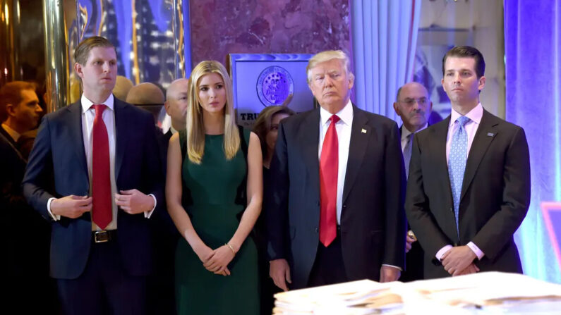 El presidente electo Donald Trump (2º dcha) junto a sus hijos Eric (izda), Ivanka (2ª izda) y Donald Jr (dcha) llegan a una rueda de prensa en la Torre Trump de Nueva York, el 11 de enero de 2017. (Timothy A. Clary/AFP vía Getty Images)