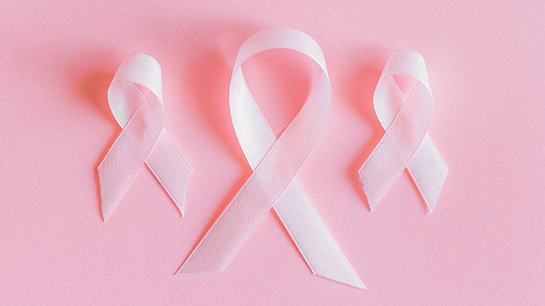 El listón rosa es un símbolo que representa las campañas de concientización sobre el cáncer de mama. (Anna Shvets / Pexels)