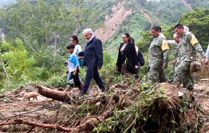 El presidente mexicano Andrés Manuel López Obrador (C) durante su visita cerca de Acapulco, estado de Guerrero, México, tras el paso del huracán Otis, el 25 de octubre de 2023. (RODRIGO OROPEZA/AFP vía Getty Images)