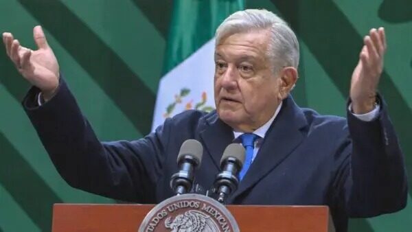 El presidente mexicano Andrés Manuel López Obrador gesticula durante una rueda de prensa en Ciudad de México el 20 de enero del 2023. (Alfredo Estrella/AFP vía Getty Images)