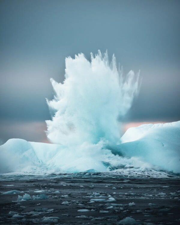 Una ola choca contra un enorme iceberg. (Norris Niman/Visita Groenlandia)