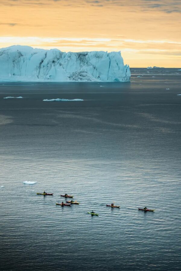 Kayakistas en Ilulissat, Groenlandia. (Thrainn Kolbeinsson/Visit Groenlandia)