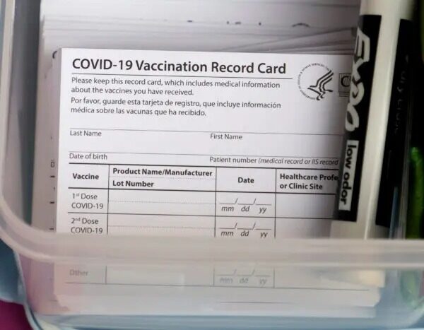 Tarjetas de vacunación contra COVID-19 en blanco se apilan en una clínica de vacunación COVID-19 pop-up en el Club Hustler de Larry Flynt en Las Vegas, Nevada, el 21 de diciembre del 2021. (Ethan Miller/Getty Images)