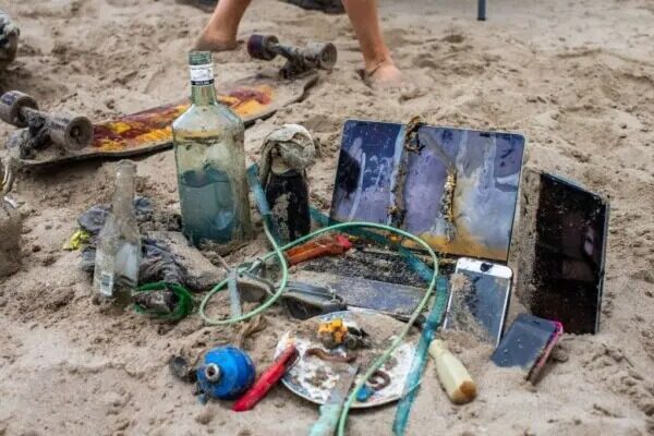 Aparatos electrónicos encontrados en el océano por buzos que se ofrecían voluntarios para recoger basura en la playa durante el Día Internacional de Limpieza de Costas en Santa Mónica, California, el 17 de septiembre del 2022. (Apu Gomes/AFP vía Getty Images)