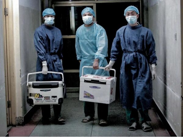 Médicos transportan cajas con órganos frescos para trasplantes en un hospital de la provincia china de Henan el 16 de agosto de 2012. (Captura de pantalla vía Sohu.com)