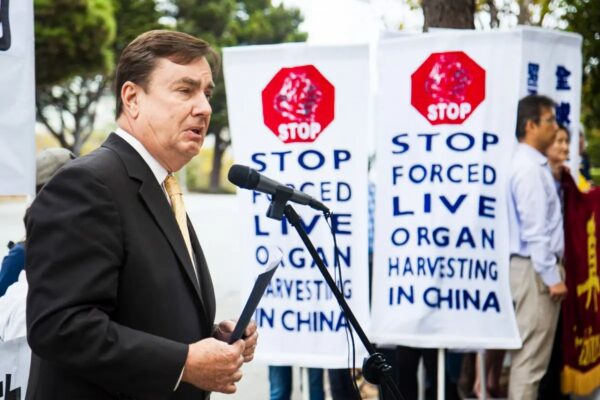 El entonces senador estatal Joel Anderson habla en una manifestación, que se celebra para protestar contra las acciones del régimen chino, frente al consulado chino en San Francisco el 8 de septiembre del 2017. (Lear Zhou/Epoch Times)