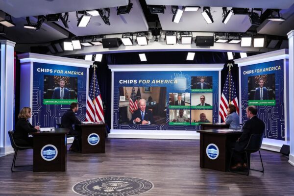 El Presidente Joe Biden participa virtualmente en una reunión sobre la Ley de Creación de Incentivos Útiles para la Producción de Semiconductores (CHIPS) para América, en la Casa Blanca el 25 de julio de 2022. (Anna Moneymaker/Getty Images)