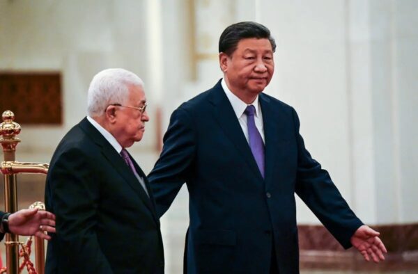 El líder chino Xi Jinping (dcha.) y el líder palestino Mahmud Abbas asisten a una ceremonia de bienvenida en Pekín el 14 de junio del 2023. (Jade Gao/Pool vía Getty Images)