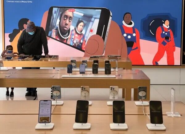 Exposición de un iPhone 13 en una tienda Apple de Corte Madera, California, el 27 de enero del 2022. (Justin Sullivan/Getty Images)