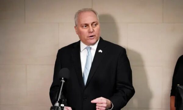 El representante Steve Scalise (R-La.) habla con los periodistas tras ser nombrado presidente de la Cámara de Representantes en Washington el 11 de octubre del 2023. (Madalina Vasiliu/The Epoch Times)