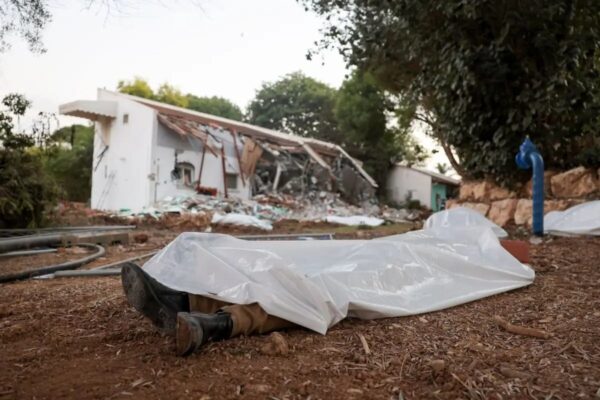 Una fotografía tomada el 11 de octubre del 2023 muestra cadáveres cubiertos en el kibutz Be'eri, cerca de la frontera con Gaza, lugar donde se produjo un ataque de terroristas de Hamás días antes. (Jack Guez/AFP vía Getty Images)