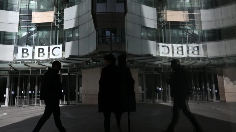 Un peatón se refleja en la fachada de cristal mientras pasa por delante de la sede de la BBC en la Broadcasting House, en el centro de Londres, el 6 de octubre del 2022. (Justin Tallis/AFP vía Getty Images)