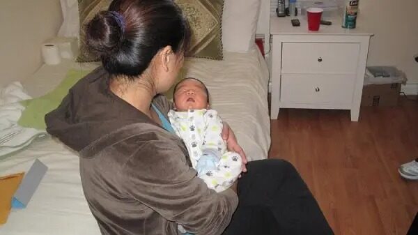 La Sra. Liu huyó de China para escapar de un aborto forzado. Dio a luz a su bebé en Los Ángeles el 2 de diciembre del 2011. (Jenny Liu/The Epoch Times)