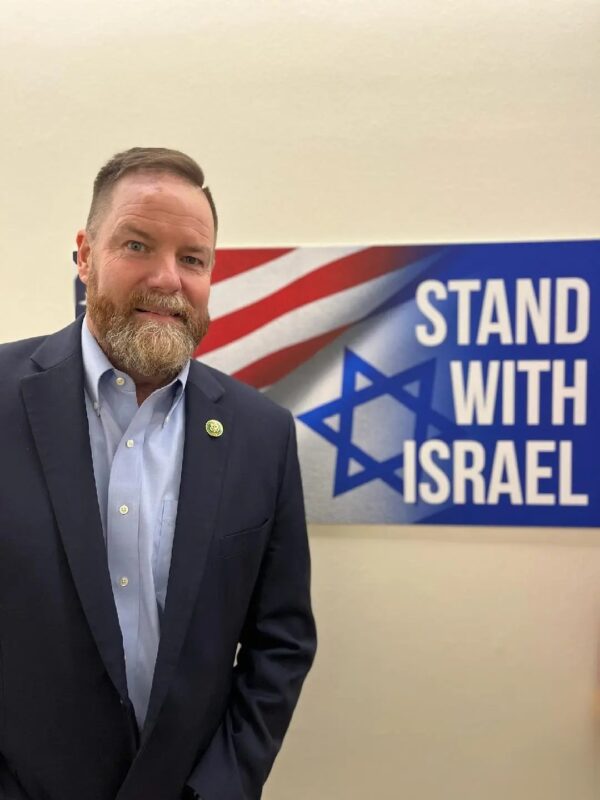 El congresista republicano por Florida Aaron Bean posa ante un cartel de "Stand with Israel". (Cortesía del congresista Aaron Bean)