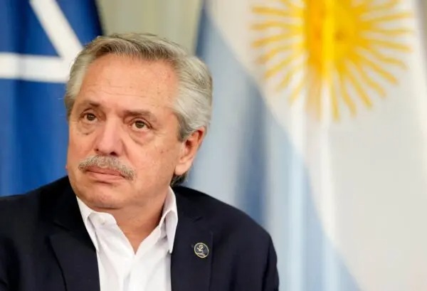 El expresidente de Argentina, Alberto Fernández, durante una reunión bilateral con la canciller alemana al margen de la cumbre del G-7 en el castillo de Elmau, al sur de Alemania, el 27 de junio del 2022. (Markus Schreiber/AFP vía Getty Images)