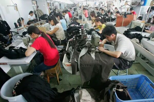 Obreros chinos trabajan en una fábrica de ropa en Shenzhen, provincia china de Guangdong, el 4 de mayo del 2005. (China Photos/Getty Images)