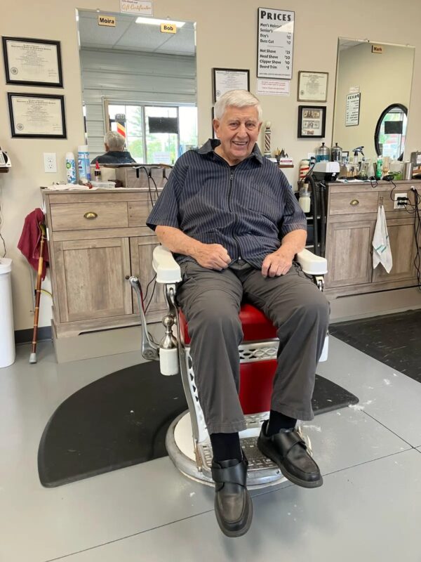 Robert Rohloff, de 91 años, regenta Bob's Old Fashioned Barbershop en Hortonville. La tienda alberga equipos anticuados para emular la tienda de su padre, incluida una silla para los clientes de 100 años de antigüedad. (Cortesía de Mark Karweick)