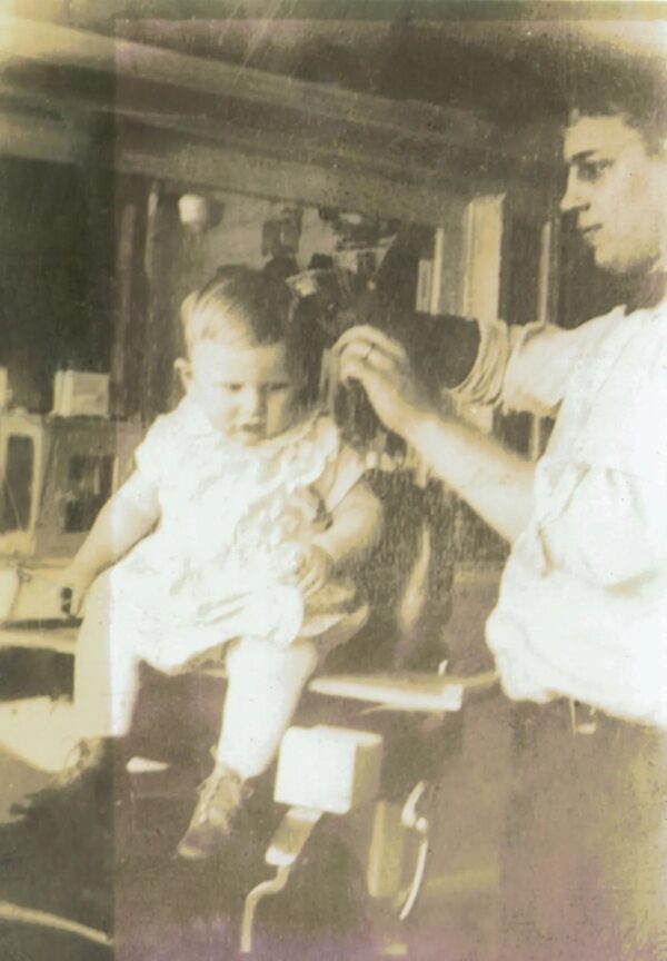 El padre de Robert Rohloff cortándole el pelo en 1929. (Cortesía de Mark Karweick)