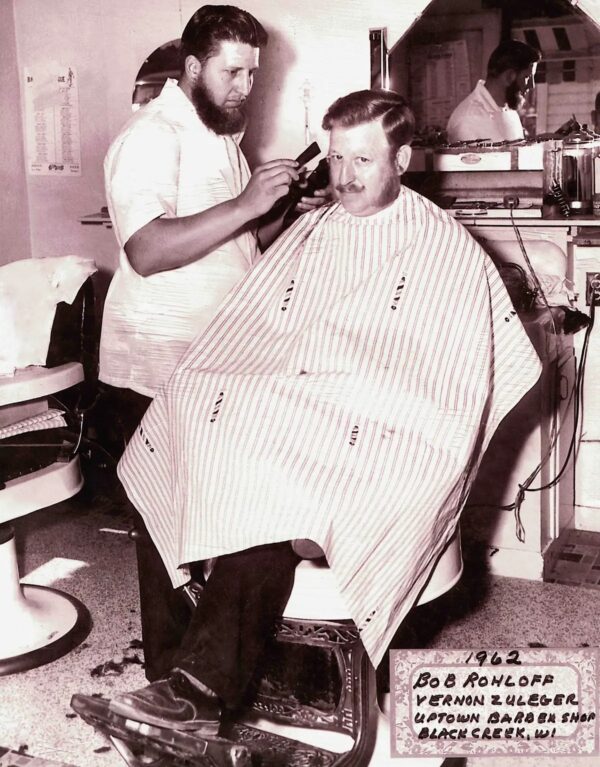 El Sr. Rohloff ejerciendo de barbero a principios de los años sesenta. (Cortesía de Mark Karweick)