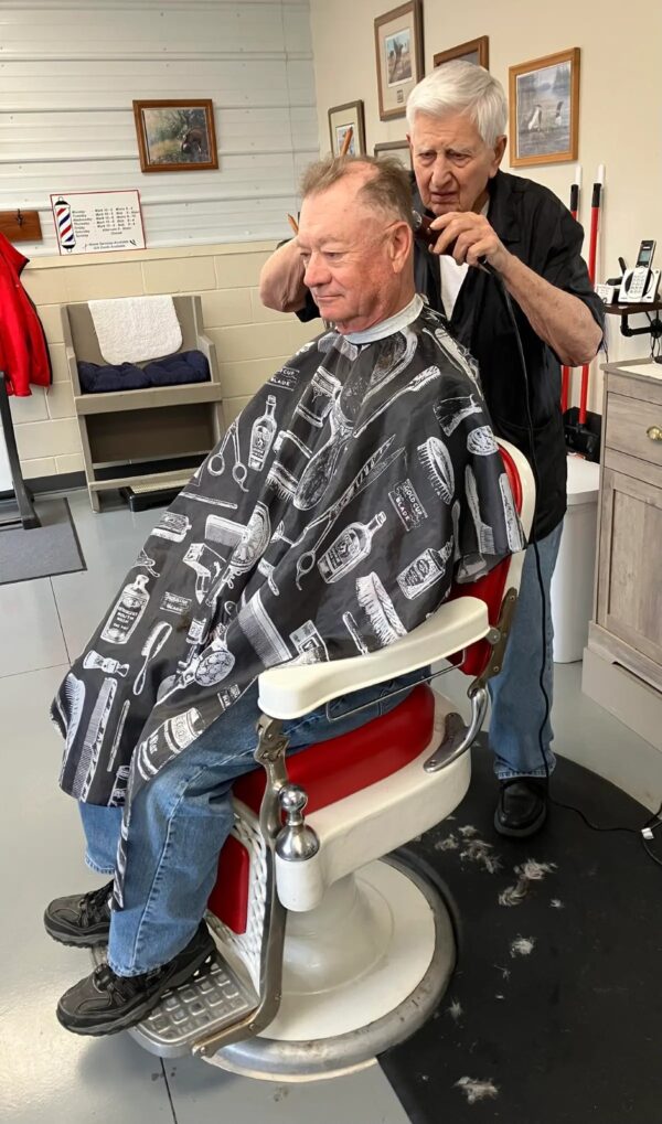 El Sr. Rohloff cortando el pelo a un cliente en 2023. (Cortesía de Mark Karweick)