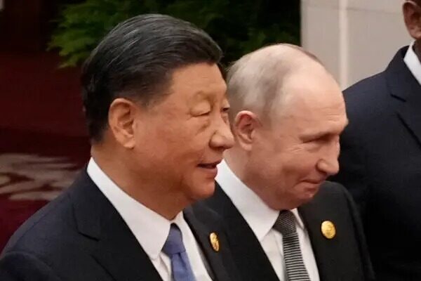 El líder chino Xi Jinping (izq.) y el presidente ruso Vladimir Putin se preparan para una foto de grupo con otros líderes en el Tercer Foro de la Franja y la Ruta en Beijing el 18 de octubre del 2023. (Suo Takekuma/Pool vía Getty Images)